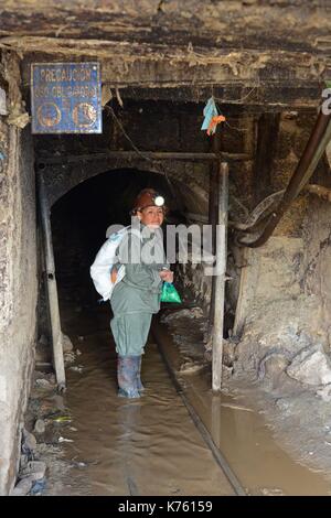 Bolivia, Potosi, entrando in Cerro Rico, collina più ricca della terra, sito storico di grandi miniere di argento Foto Stock