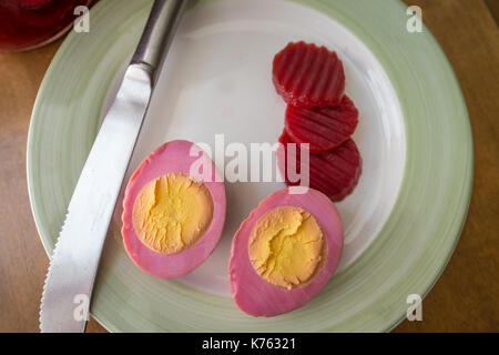 Affettato organico barbabietole sottaceto uova sul tavolo di legno Foto Stock