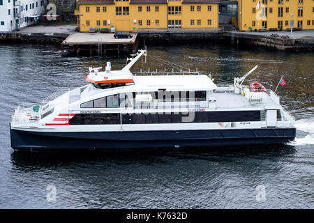 Velocità ekspressen catamarano di norled a Bergen, Norvegia. norled come è uno di Norvegia il più grande e il traghetto express barca operatori. Foto Stock