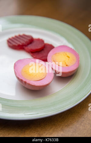 Affettato organico barbabietole sottaceto uova sul tavolo di legno Foto Stock