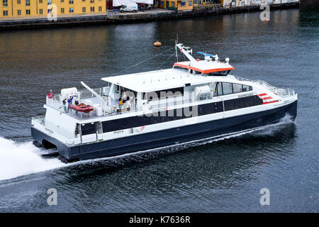 Velocità ekspressen catamarano di norled a Bergen, Norvegia. norled come è uno di Norvegia il più grande e il traghetto express barca operatori. Foto Stock