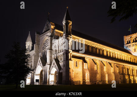 Meta turistica molto st albans abbey chiesa nella notte le luci illuminazione in London, England, Regno Unito Foto Stock