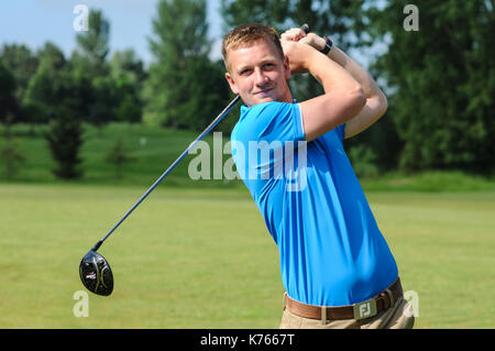 Junior bambino adolescente giocando a golf in Inghilterra, Regno Unito Foto Stock