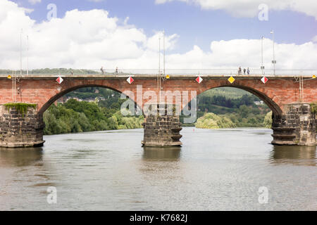 TRIER, Germania - 4 AGOSTO 2017: Römerbrücke ponte che sovrasta il fiume Mosella è un ponte romano che è stato costruito nel II secolo D.C. Foto Stock