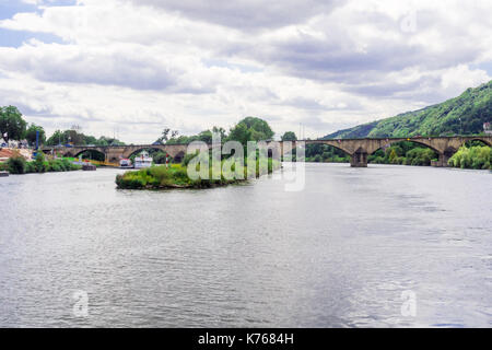 TRIER, Germania - 4° agosto 17: Hahnenwehr è una piccola isola nel mezzo della Mosella, un affluente del fiume Reno con l'autostrada E44. Foto Stock