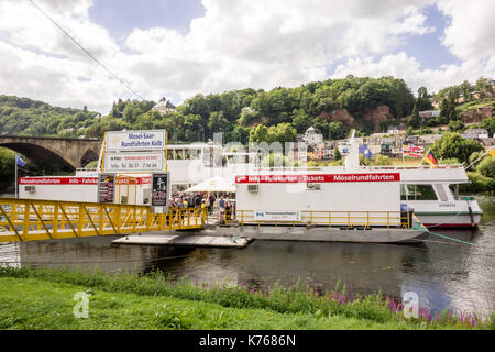 TRIER, Germania - 4° agosto 17: turisti queing presso la biglietteria per crociere fluviali lungo il fiume Reno a Mosel Saar Rundfahrten Kolb. Foto Stock