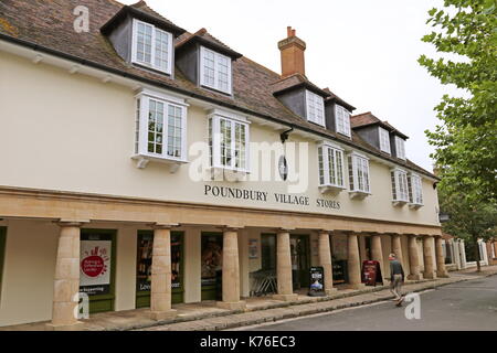 Villaggio Poundbury memorizza, Pummery Square, Poundbury, Dorchester Dorset, Inghilterra, Gran Bretagna, Regno Unito, Gran Bretagna, Europa Foto Stock