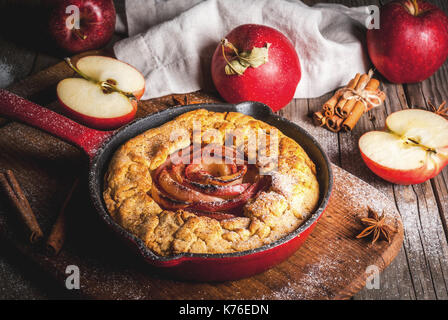 Tradizionale autunno la cottura, ricette per il ringraziamento, fatti in casa apple integrali galette con torta di mele biologiche e cannella, in ghisa pan, vecchio woo Foto Stock