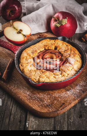 Tradizionale autunno la cottura, ricette per il ringraziamento, fatti in casa apple integrali galette con torta di mele biologiche e cannella, in ghisa pan, vecchio woo Foto Stock