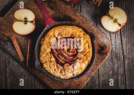 Tradizionale autunno la cottura, ricette per il ringraziamento, fatti in casa apple integrali galette con torta di mele biologiche e cannella, in ghisa pan, vecchio woo Foto Stock