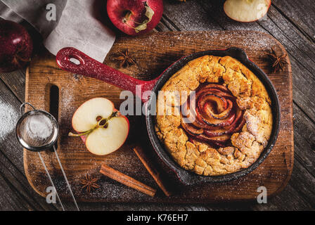 Tradizionale autunno la cottura, ricette per il ringraziamento, fatti in casa apple integrali galette con torta di mele biologiche e cannella, in ghisa pan, vecchio woo Foto Stock