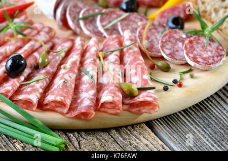 Francese e italiano salame con rosmarino, pepe e capperi Foto Stock