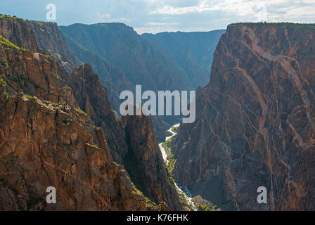 Le scogliere di granito del Black Canyon del Gunnison con i due draghi e il misterioso fiume Gunnison taglio attraverso la roccia, Colorado, Stati Uniti d'America. Foto Stock