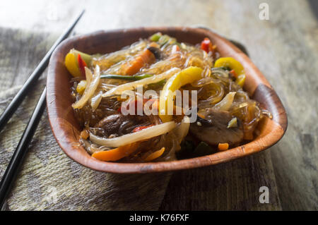 Il coreano japchae vegetariano fritto stir cellophane noodles con verdure Foto Stock