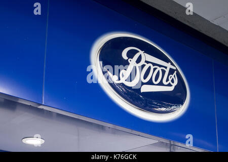 Stivali superstore firmare e la fascia al di fuori del centro di Frenchgate, Doncaster, Regno Unito Foto Stock