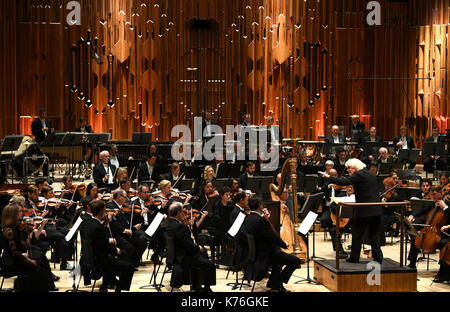 Solo uso editoriale Sir Simon Rattle dirige il suo primo concerto come direttore musicale della Orchestra sinfonica di Londra presso il Barbican. Foto Stock