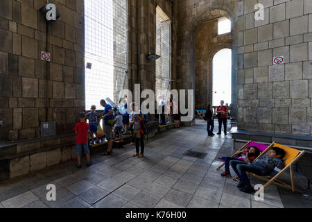 Visitatori presso la piattaforma di osservazione del palazzo della cultura e della scienza ( PKiN) a Varsavia, Polonia Foto Stock