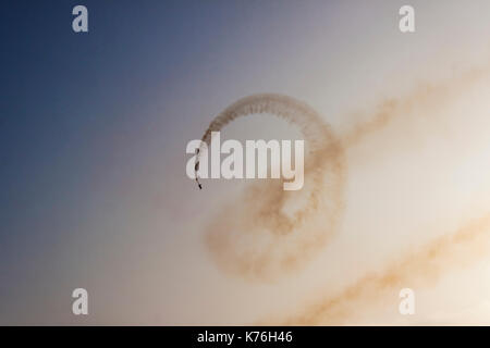 Militare turco aereo acrobatico sta eseguendo in controluce Foto Stock