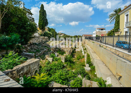 Fra le antiche rovine di Atene Grecia vicino al Agora romana alla base del colle dell'Acropoli Foto Stock