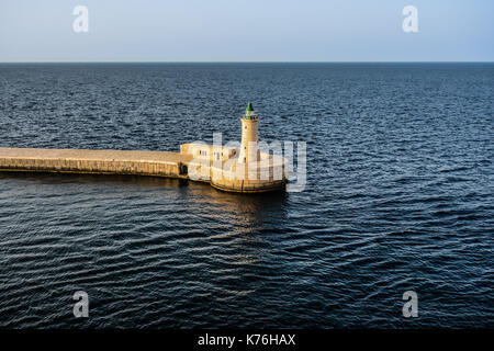 San Elmo frangiflutti del faro sull'isola mediterranea di Malta, La Valletta in una calda giornata estiva Foto Stock