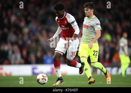 Dell'arsenal ainsley maitland-niles (sinistra) e fc koln l'Jorge semplice durante la gara di Europa League a Emirates Stadium di Londra. Foto Stock