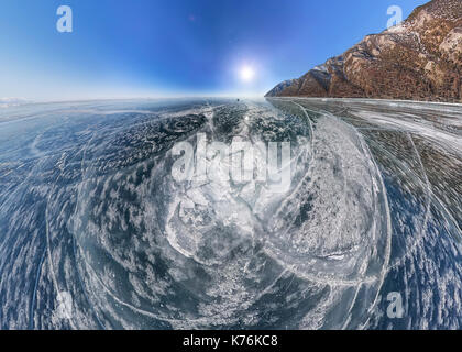 Incrinatura sul ghiaccio del Lago Baikal da olkhon. Ampio angolo di panorama. Foto Stock