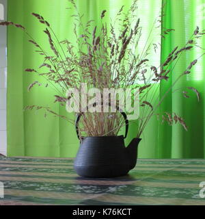 Il bollitore e punte tra cortina verde Foto Stock