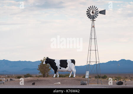 Vista generale di una strada nel deserto di Mojave, tra Baker, la California e la valle Armagosa, Nevada Foto Stock