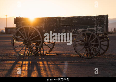 Un vecchio carro fastioned a Longstreet Inn Casino al tramonto nella valle Armagosa, Nevada, nei pressi dello Stato della California e linea Death Valley Junction Foto Stock