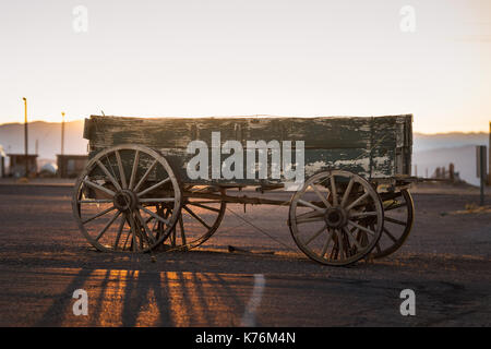 Un vecchio carro fastioned a Longstreet Inn Casino al tramonto nella valle Armagosa, Nevada, nei pressi dello Stato della California e linea Death Valley Junction Foto Stock