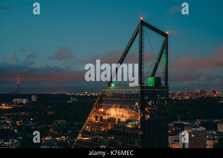 La parte superiore del grattacielo contro la città di notte. tallinn, Estonia Foto Stock