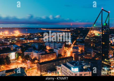 Tallinn, Estonia - 13 dicembre 2017: sede di SEB Bank contro architettura moderna del centro città distretto. Foto Stock