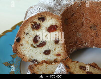 Pan di Spagna con uvetta con crosta dorata spolverato con zucchero a velo vicino a Foto Stock