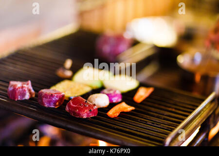 La foto a lato della speziata carne cruda e ortaggi freschi immessi sul braciere al ristorante Cucina. Foto Stock