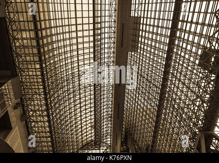 Kyoto, Giappone - nov 27, 2016. cupola dell'edificio moderno presso la stazione JR di Kyoto, Giappone. La stazione è il gateway al protocollo di Kyoto e il resto del Kansai Foto Stock