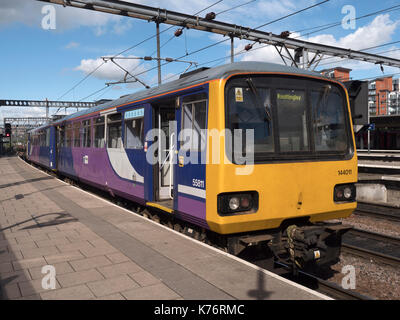 Classe 144 Pacer diesel multiple unit treno a Leeds stazione ferroviaria, Leeds City Centre, Leeds, Yorkshire, Inghilterra, Regno Unito Foto Stock