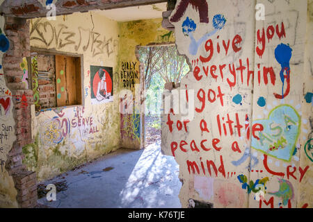 Rishikesh, India - 10 marzo 2015: pittura e altri grafitti wals di yoga hall a abbandonato Maharishi Mahesh Yogi ashram (beatles ashram). Foto Stock