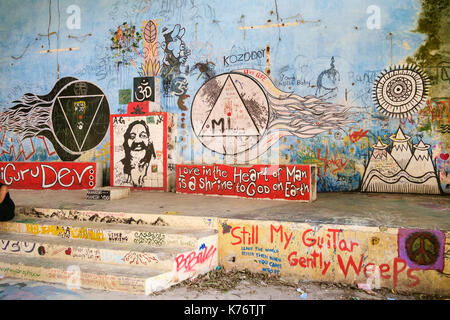 Rishikesh, India - 10 marzo 2015: pittura e altri grafitti wals di yoga hall a abbandonato Maharishi Mahesh Yogi ashram (beatles ashram). Foto Stock