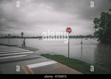 Houston uomo pesca nella strada allagata durante l uragano Harvey Foto Stock