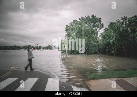 Houston uomo pesca nella strada allagata durante l uragano Harvey Foto Stock