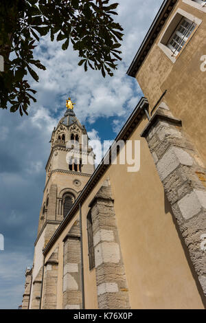 Notre-Dame de Fourvière, costruita privatamente dal 1872-1884 a Lione, in Francia, si affaccia sulla città, un punto di riferimento della storia e dell'architettura, del turismo Foto Stock