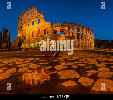 Il tiro perfetto sul colosseo. primo piano riflettente è il famoso edificio rendendo il colpo epic. Questa foto è Roma in un'immagine. Foto Stock