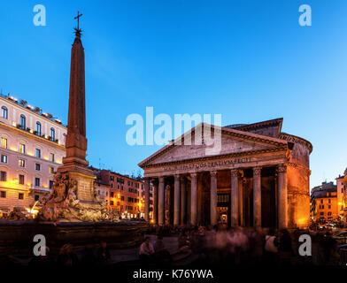 Un night shot sulla piazza del Pantheon di Roma Foto Stock