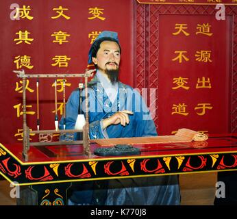 Dong zhongshu, filosofo confuciano, raffigurata la lettura alla sua scrivania sulla piattaforma di lettura nella cultura dongzi park, dezhou, Cina Foto Stock