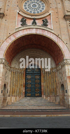 Vista la porta principale della cattedrale dell Immacolata Concezione di Cuenca Foto Stock