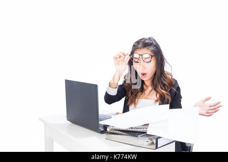 Le donne sono stressato di lavoro in ufficio. isolato su bianco Foto Stock