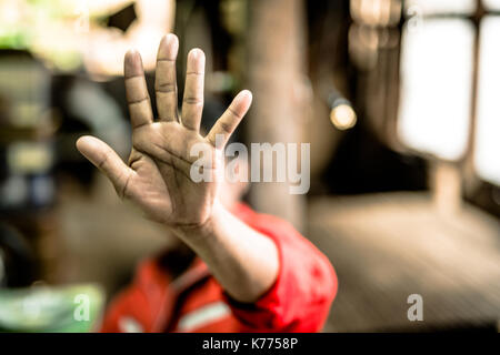 Abusando di arresto boy violenza bambini schiavi in angolo image blur , la giornata dei diritti umani del concetto. Foto Stock