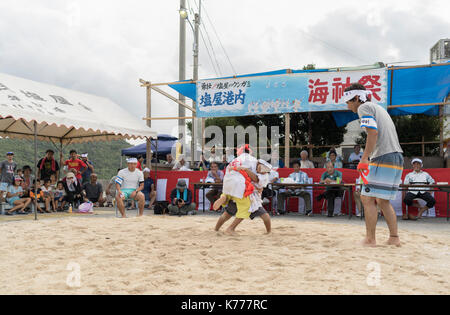 I bambini delle elementari che partecipano tegumi una forma tradizionale di wrestling di Okinawa. Shioya, Ogimi Village, Okinawa, in Giappone Foto Stock