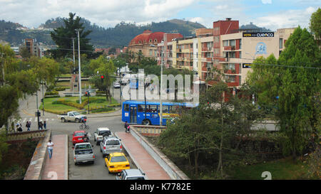 Attività giornaliere sul ponte situato su Avenida 12 de Abril e Avenida Fray Vicente Solano nella parte meridionale della città di Cuenca Foto Stock