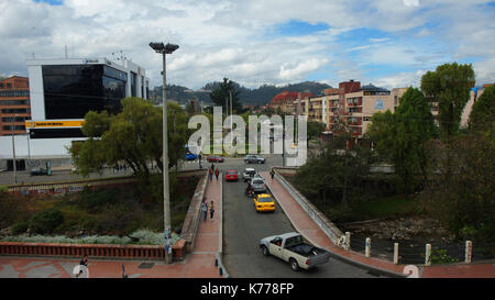 Attività giornaliere sul ponte situato su Avenida 12 de Abril e Avenida Fray Vicente Solano nella parte meridionale della città di Cuenca Foto Stock